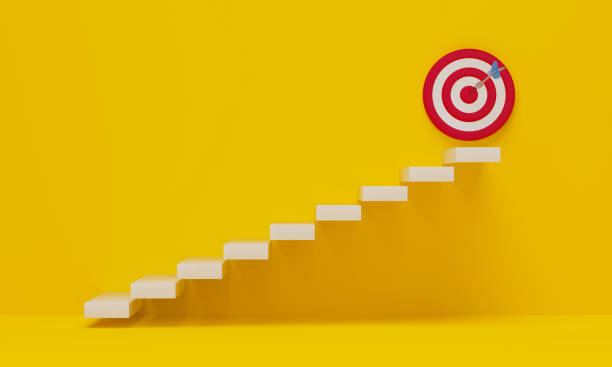 flecha de destino de escaleras sobre fondo amarillo. - target dart shooting business fotografías e imágenes de stock