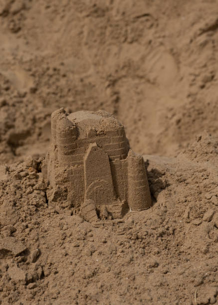 château de sable d’enfant incomplet - sandcastle beach norfolk sand photos et images de collection