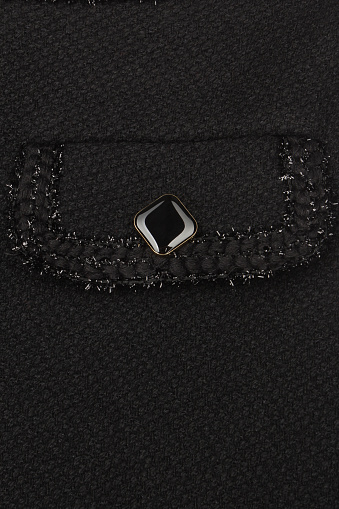 Черная ткань с пуговицей и карманом