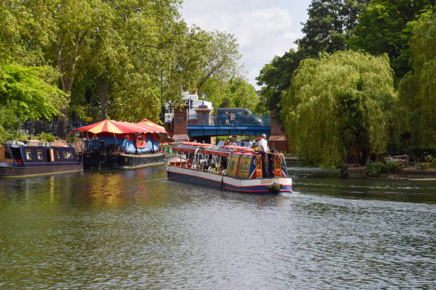 barcaza en regent's canal en londres, reino unido - abbey road fotografías e imágenes de stock