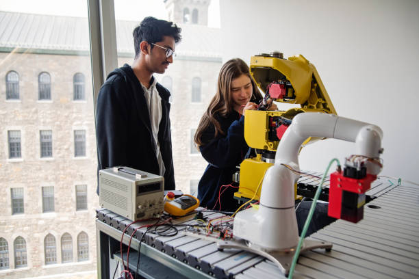istock Team of college students in robotics classroom. 1499824654