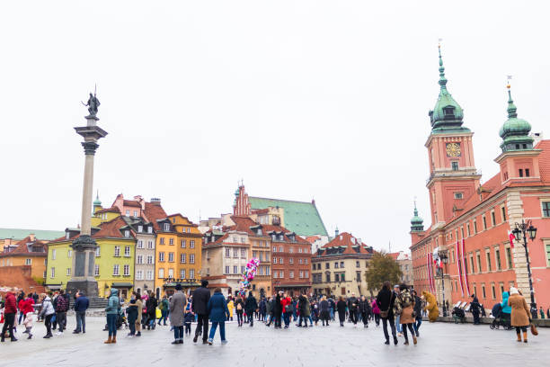 old town square in warsaw - warsaw old town square imagens e fotografias de stock