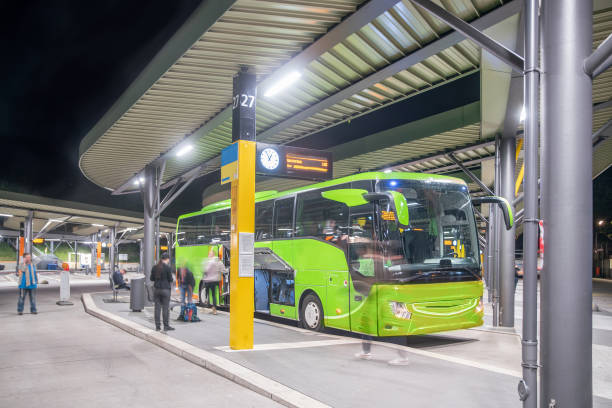 estación central de autobuses de berlín con autobús blanco con maletero abierto - estación de autobús fotografías e imágenes de stock