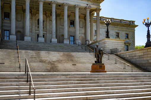 Installed in 1864 in the South Carolina Capitol, the bronze state of George Washington was designed by Jean Antoine-Houdon between 1788-1792, It was transferred to its current position in 1911.