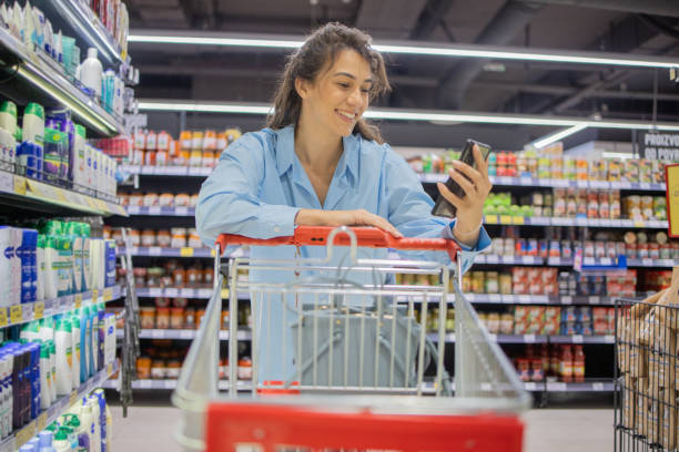 istock Young woman in a supermarket 1499861555