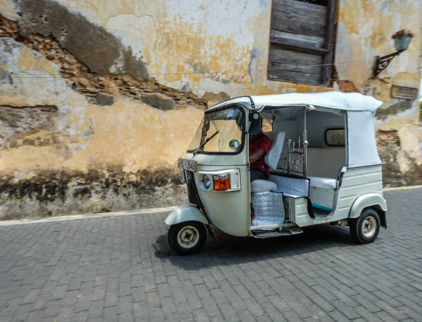 ein tuk-tuk-taxi in der altstadt - sri lanka jinrikisha rickshaw tricycle stock-fotos und bilder