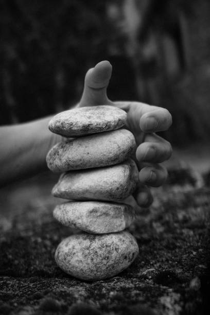 istock Mano agarrando piedras 1499942195