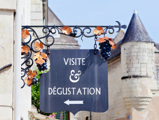 Cтоковое фото Висячая табличка для дегустации вин и посещения винодельни, долина Луары, Франция