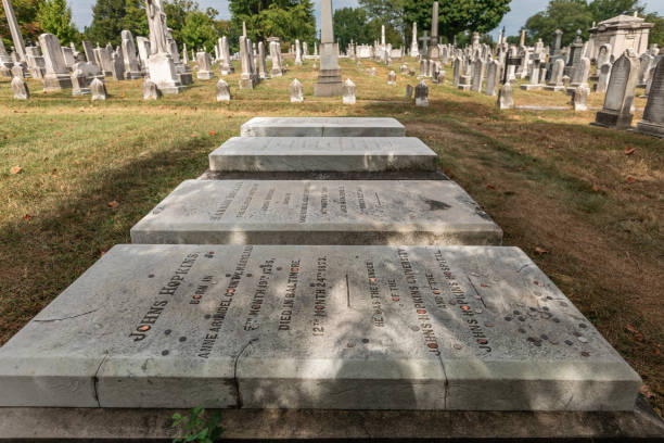 cementerio green mount. cementerio rural histórico en baltimore, maryland, estados unidos. fundada el 15 de marzo de 1838 - baltimore church old building exterior fotografías e imágenes de stock