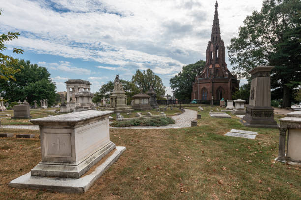 cimitero di green mount. cimitero rurale storico a baltimora, maryland, stati uniti. fondata il 15 marzo 1838 - baltimore church old building exterior foto e immagini stock