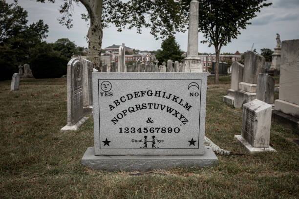 cementerio green mount. la tumba de elijah bond en la tabla ouija. cementerio rural histórico en baltimore, maryland, estados unidos. fundada el 15 de marzo de 1838 - baltimore church old building exterior fotografías e imágenes de stock