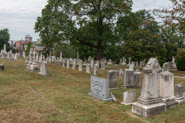 cimitero di green mount. cimitero rurale storico a baltimora, maryland, stati uniti. fondata il 15 marzo 1838 - baltimore church old building exterior foto e immagini stock