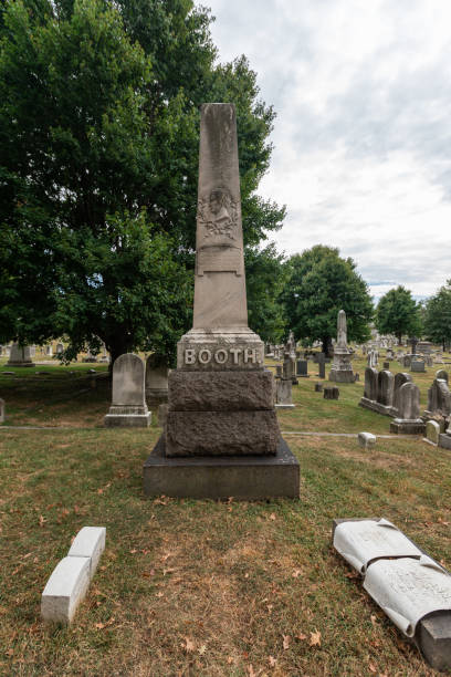 cementerio green mount. la tumba de junius brutus booth, el padre de john wilkes booth. cementerio rural histórico en baltimore, maryland, estados unidos. fundada el 15 de marzo de 1838 - baltimore church old building exterior fotografías e imágenes de stock