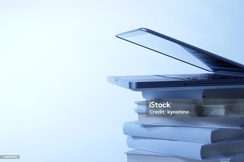 Imagem em tons de azul do laptop na coluna em branco livros - Foto de stock de Aberto royalty-free