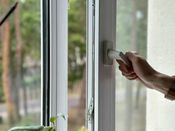 istock Woman opening white plastic window at home, closeup 1500005568