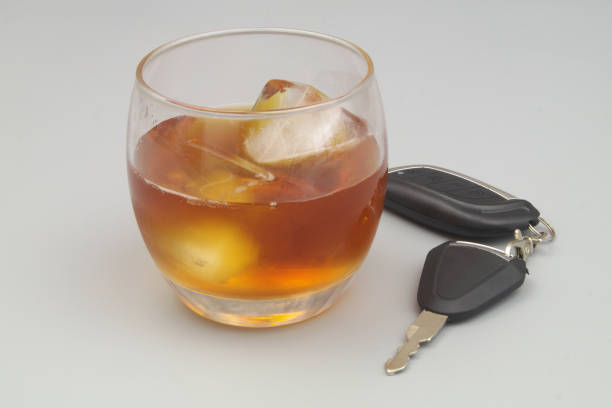 위스키와 얼음이 담긴 자동차 열쇠와 유리 - drunk driving alcohol key law 뉴스 사진 이미지