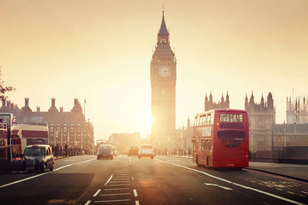 la tour big ben, le bus rouge de londres et le westminster abby - les symboles de londres. - royaume photos et images de collection