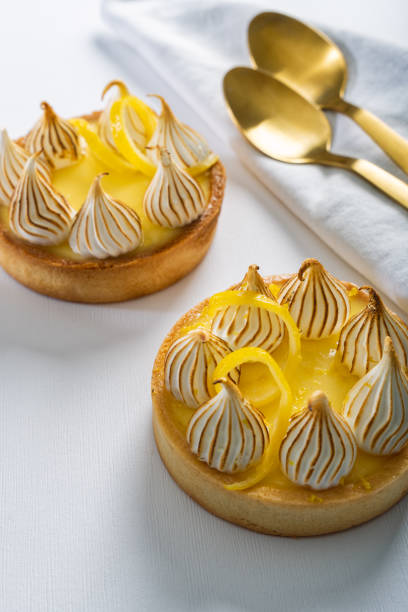 머랭을 곁들인 프랑스 레몬 타르트 - lemon meringue pie pie pastry crust portion 뉴스 사진 이미지