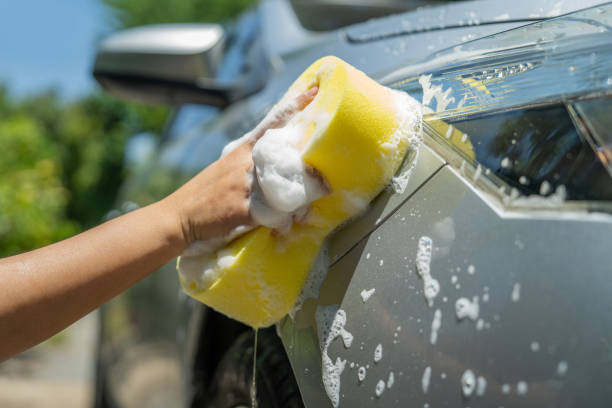 istock Worker cleaning a gray car outdoors 1500021811