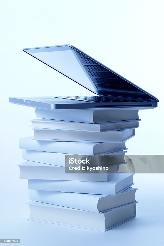 青色着色画像のノートパソコンで、ブランクのブックスタックド - 本のロイヤリティフリーストックフォト