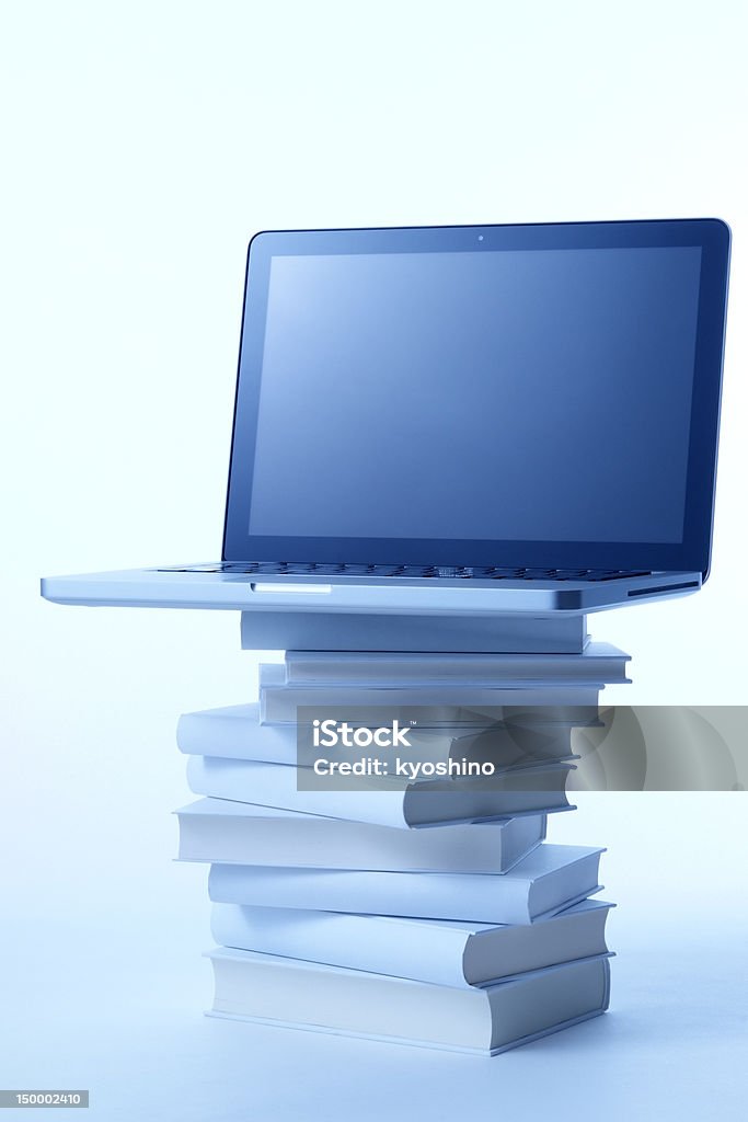 青色着色画像のノートパソコンで、ブランクのブックスタックド - いっぱいになるのロイヤリティフリーストックフォト