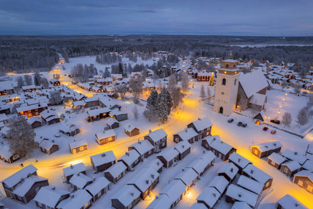 zamarznięte domki pokryte śniegiem z góry, laponia - winter landscape sweden snow zdjęcia i obrazy z banku zdjęć