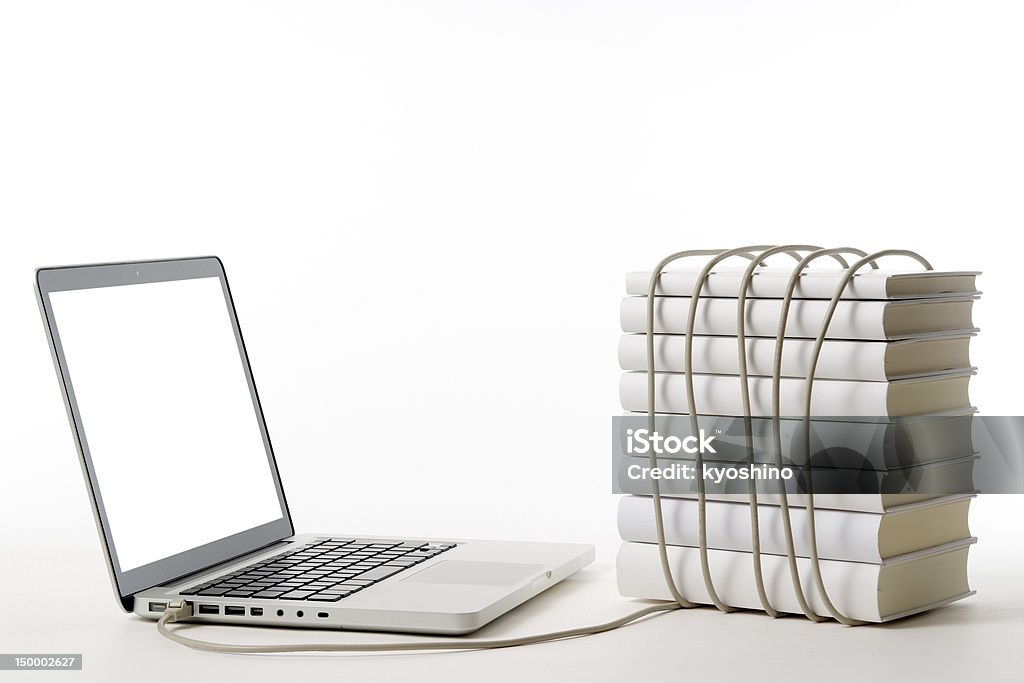 ノートパソコン、ブランクのブックおよび USB ケーブルに白背景 - USBケーブルのロイヤリティフリーストックフォト