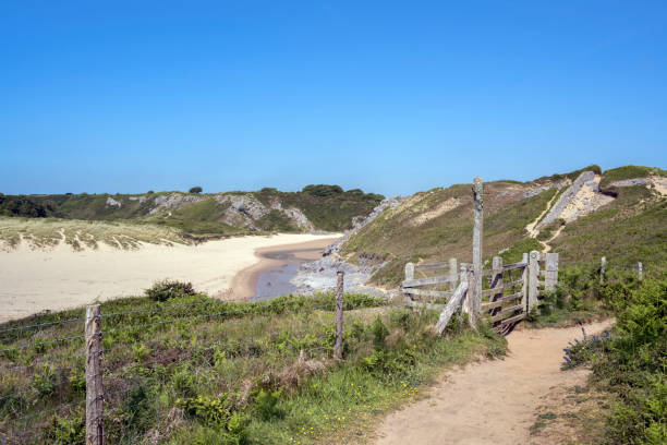 istock Cliff walk to Broadhaven South beach 1500028746
