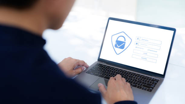 Cyber security concept. Man is logging in with a username and password public. Data protection, information security and encryption, secure access to personal information, internet security access, concepto de ciberseguridad. el hombre está iniciando sesión con un nombre de usuario y contraseña públicos. protección de datos, seguridad de la información y cifrado, acceso seguro a la información personal, acceso a la seguridad de internet,