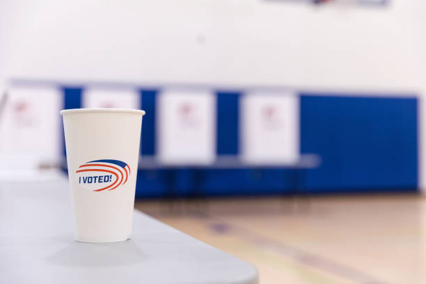 photo d’une tasse laissée par un électeur invisible qui vient de quitter le bureau de vote - election presidential candidate usa bipartisan photos et images de collection