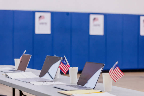 ordinateurs portables placés stratégiquement sur la table des bénévoles pour inscrire les électeurs à leur arrivée - election presidential candidate usa bipartisan photos et images de collection
