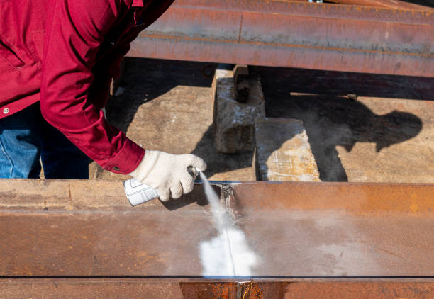 istock Step to use spray White Contrast on the welded surface before performing Non-Destructive Testing(NDT) with process Magnetic Particle Testing(MT). 1500052198