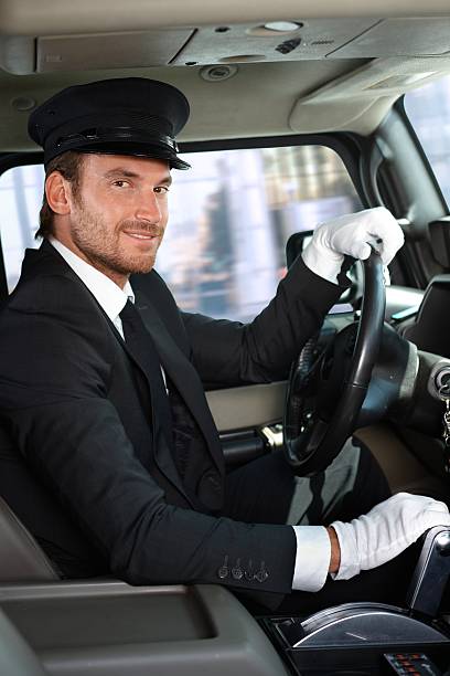 jovem sorridente em limusine com motorista - chauffeur limousine hat driver - fotografias e filmes do acervo