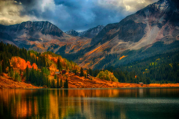 telluride colorado in colore autunnale - mountain mountain range colorado autumn foto e immagini stock