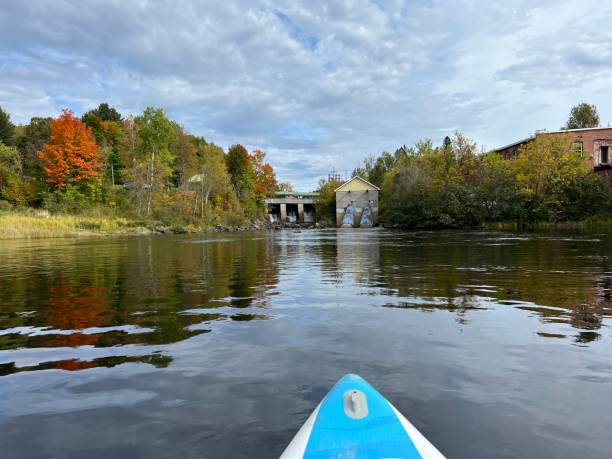 istock Canadian Autumn paddleboarding 1500063662