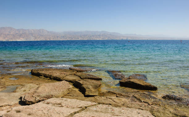 eilat, israel. view from eilat's coral beach towards aqaba in jordan. - travel jordan israel sand imagens e fotografias de stock