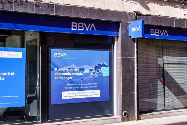 bbva라는 약어로 더 잘 알려진 banco bilbao vizcaya argentaria는 스페인 빌바오에 본사를 둔 스페인 은행입니다. - store street barcelona shopping mall 뉴스 사진 이미지