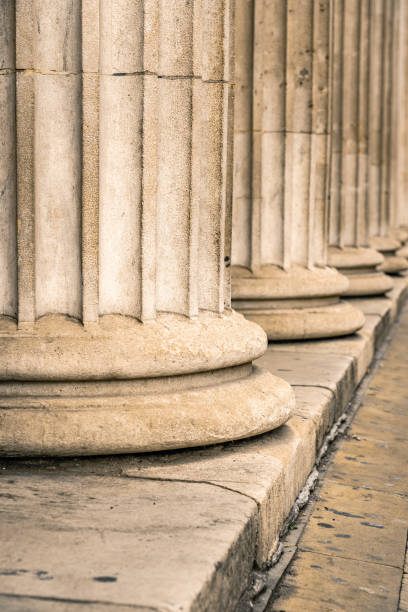 колоннада, ряд классических каменных колонн - stone carving university support стоковые фото и изображения