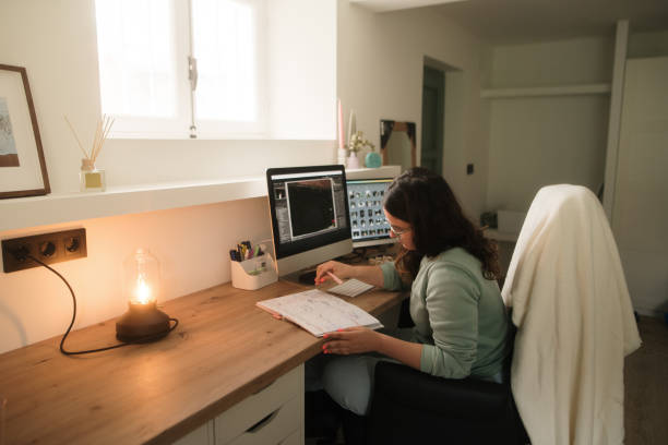 mujer en el escritorio con agenda - working at home calendar laptop women fotografías e imágenes de stock