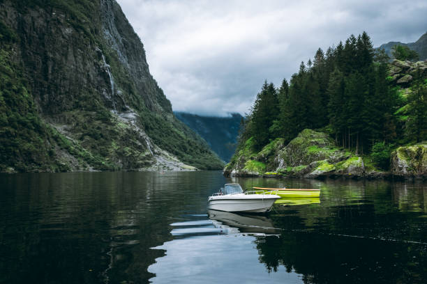 stimmungsvolle landschaft mit booten im naeroyfjord von gudvangen, norwegen - sogn og fjordane county stock-fotos und bilder