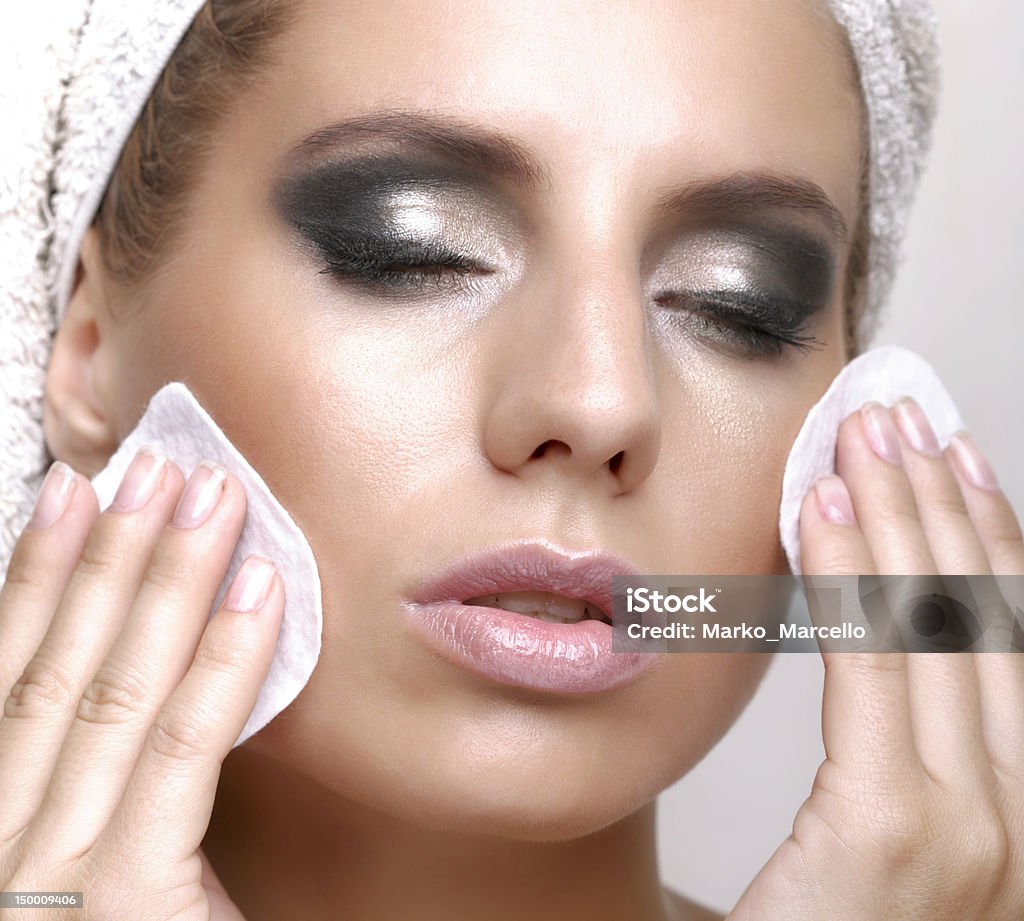 Femme enlevant-application de maquillage - Photo de Adolescent libre de droits