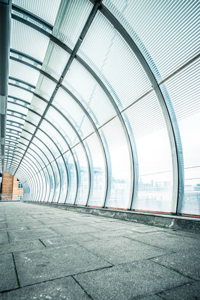 poplar pedestrian tunnel footbridge in london - canary wharf railway station imagens e fotografias de stock