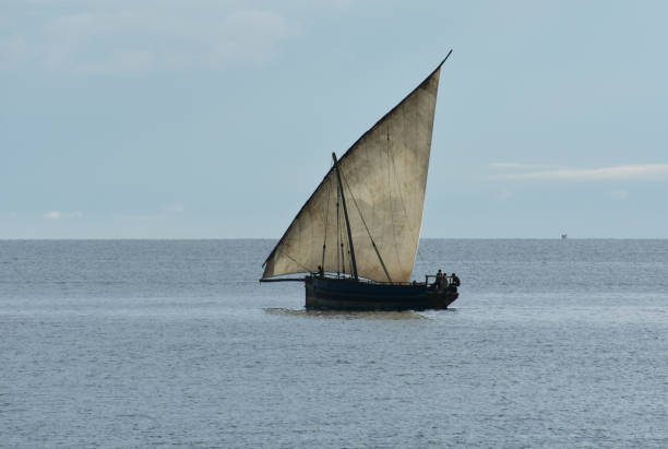 海の地平線の背景にスワヒリ語のダウ船 - blom ストックフォトと画像
