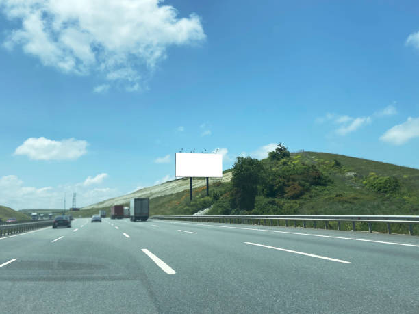 conduire sur l’autoroute avec un panneau publicitaire vide et un fond de ciel (panneau d’affichage avec chemin de coupe) - 16621 photos et images de collection