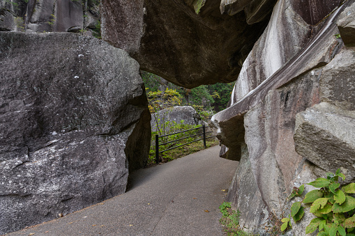 Shosenkyo is a valley located in the northern part of Kofu City,Yamanashi Prefecture.At Shosenkyo, you can see strangely shaped rocks carved out over a long period of time, and enjoy the beauty of the gorge that changes with the seasons.