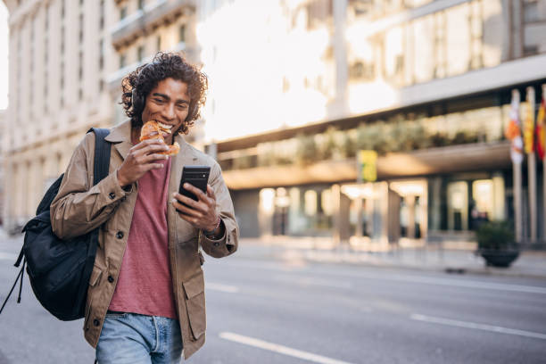 istock Man eating on the street 1500117711