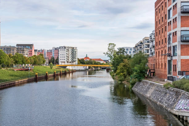 View from the Kieler bridge at Kieler Eck and the Berlin-Spandau shipping canal in Berlin, Germany Berlin, Germany - September 23, 2022: New bridge Golda-Meir-Steg over the Berlin-Spandau shipping canal, watchtower of the Guenter Litfin Memorial at Kieler Eck and new residential quater moabit stock pictures, royalty-free photos & images