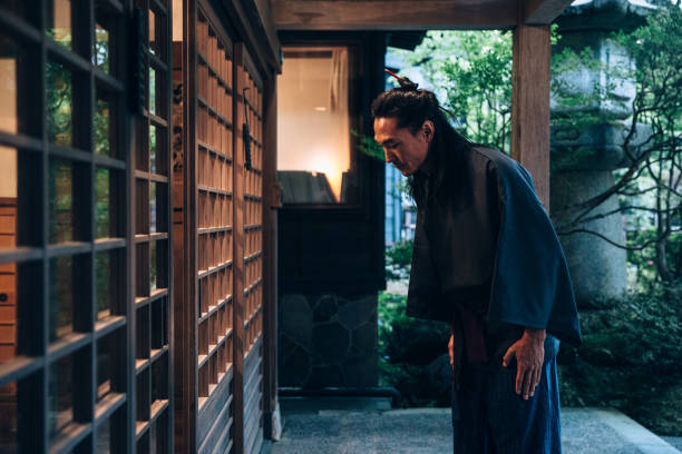 istock Japanese man bowing before entering home 1500129436