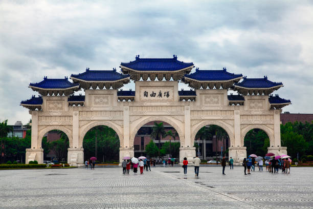 porta principale di piazza della libertà a taipei, taiwan. - national chiang kai shek memorial hall foto e immagini stock
