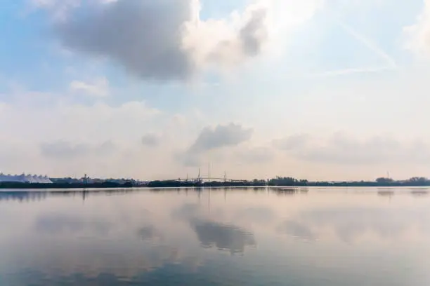 Laguna en un día soleado en Tampico tamaulipas, laguna del carpintero ñ, puente en el fondo